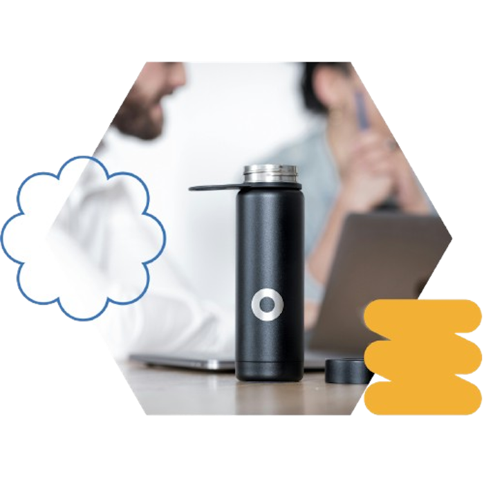 man op strand, bij zonsondergang